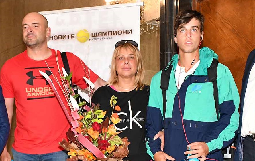В снимки: Шампионското посрещане за Адриан Андреев в България