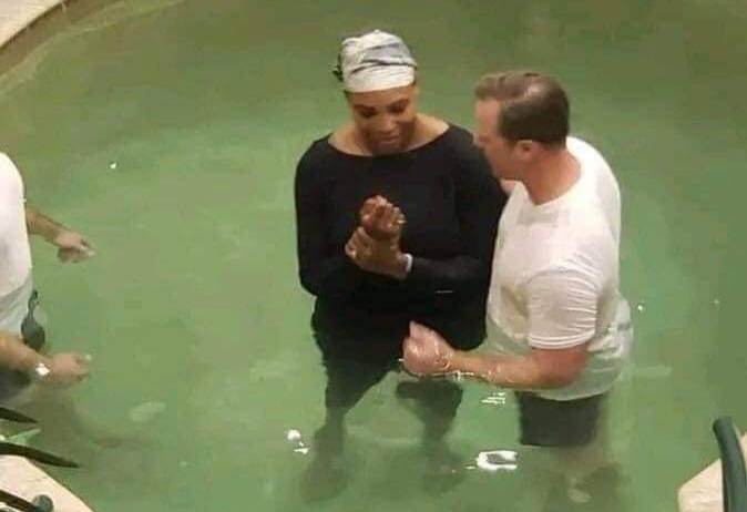 Неочакван ход: Серина се покръсти и прие нетрадационно християнско вероизповедание