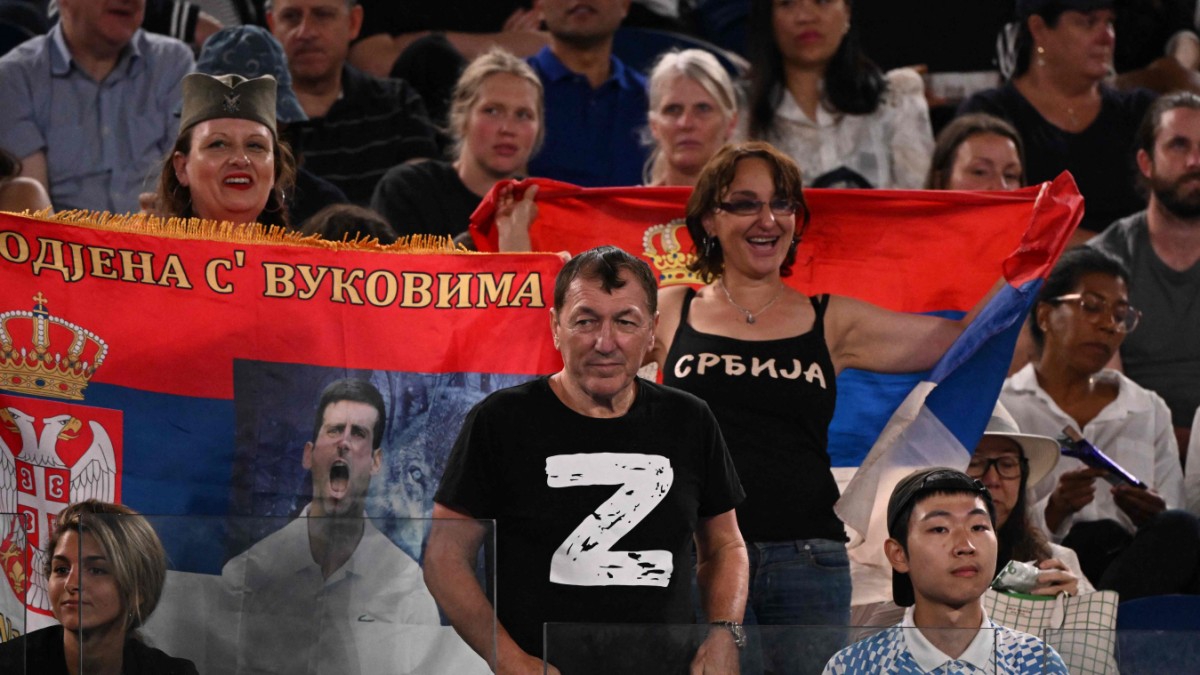 Обрат в Мелбърн: Задържаният сърбин с проруска тениска се завърна на мача на Джокович