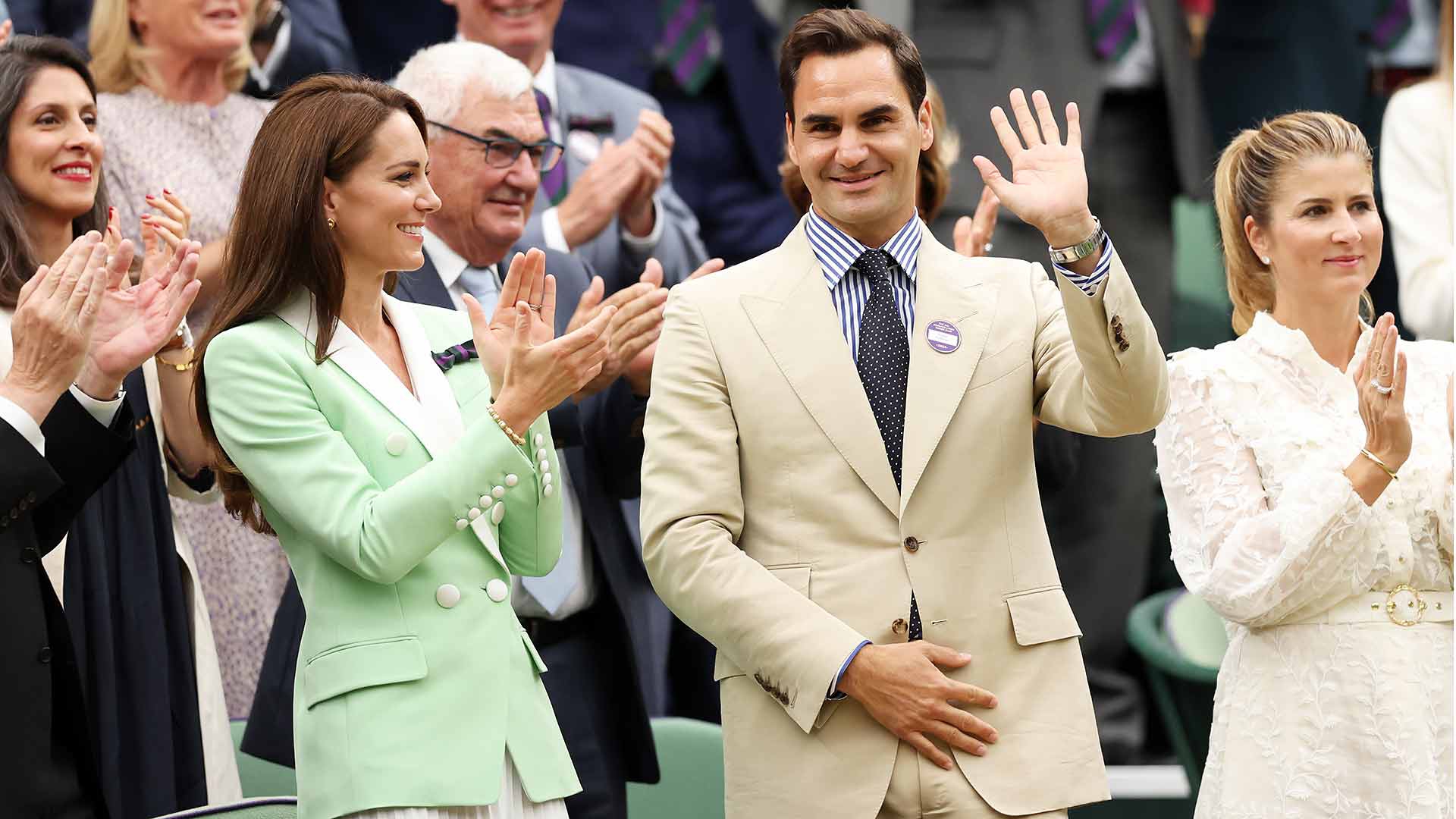 Кралско посрещане: Федерер се завърна на Уимбълдън под бурните овации на публиката (видео)