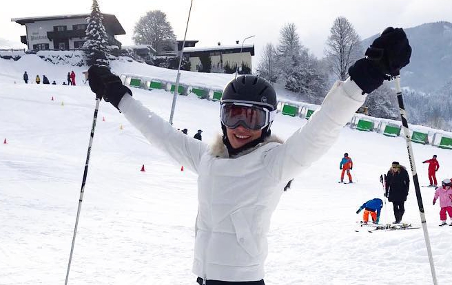 Хубавата Ана за първи път се качи на ски (снимки)