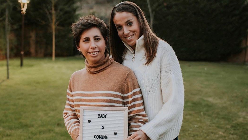 Карла Суарес Наваро и нейната партньорка футболистката Олга Гарсия станаха майки