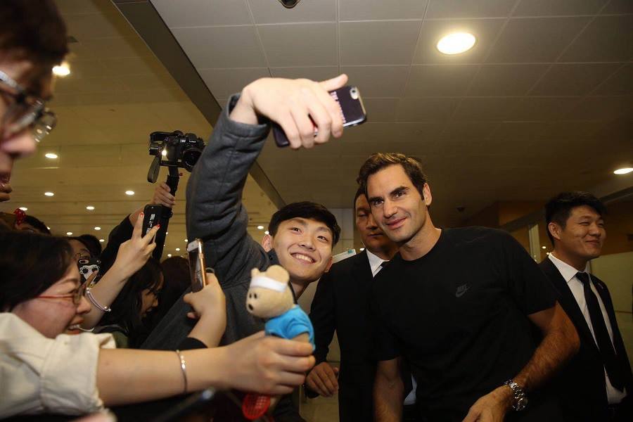 Федерер пристигна в Шанхай, посрещнаха го множество фенове (снимки)