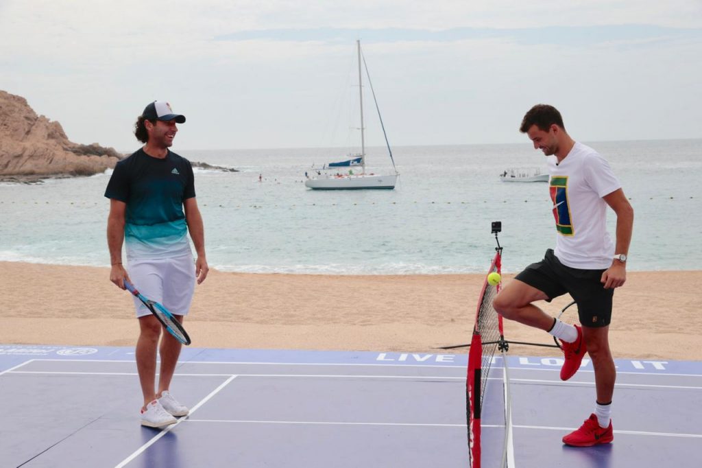 Галерия и видео: Григор игра тенис на красив плаж в Лос Кабос